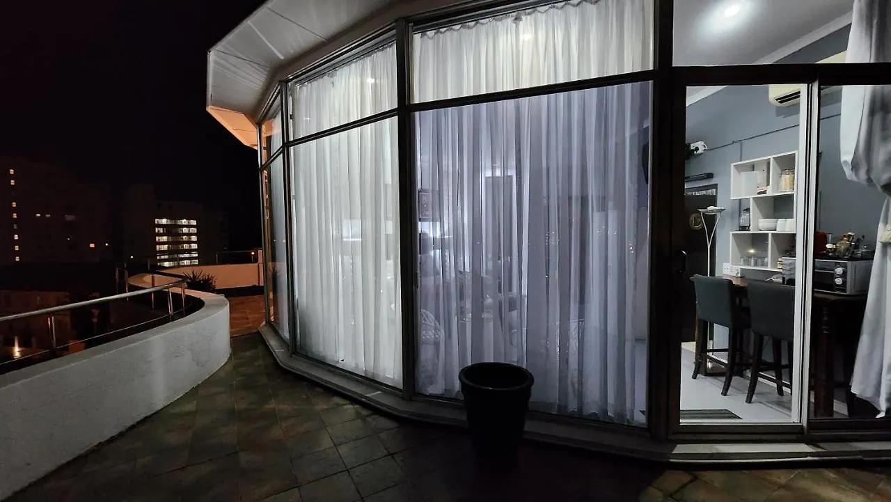 The Penthouse, Pub Lounge And Porch On The Palace, Bloubergstrand ケープタウン 0*,  南アフリカ