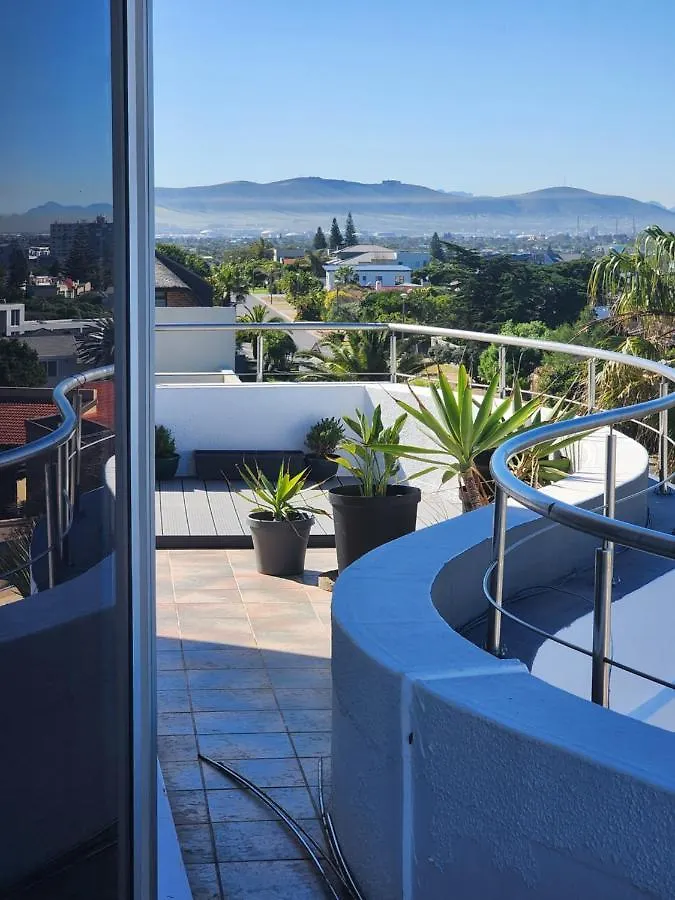 The Penthouse, Pub Lounge And Porch On The Palace, Bloubergstrand ケープタウン ホームステイ