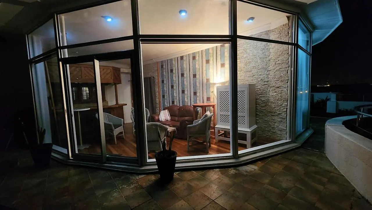 The Penthouse, Pub Lounge And Porch On The Palace, Bloubergstrand ケープタウン ホームステイ