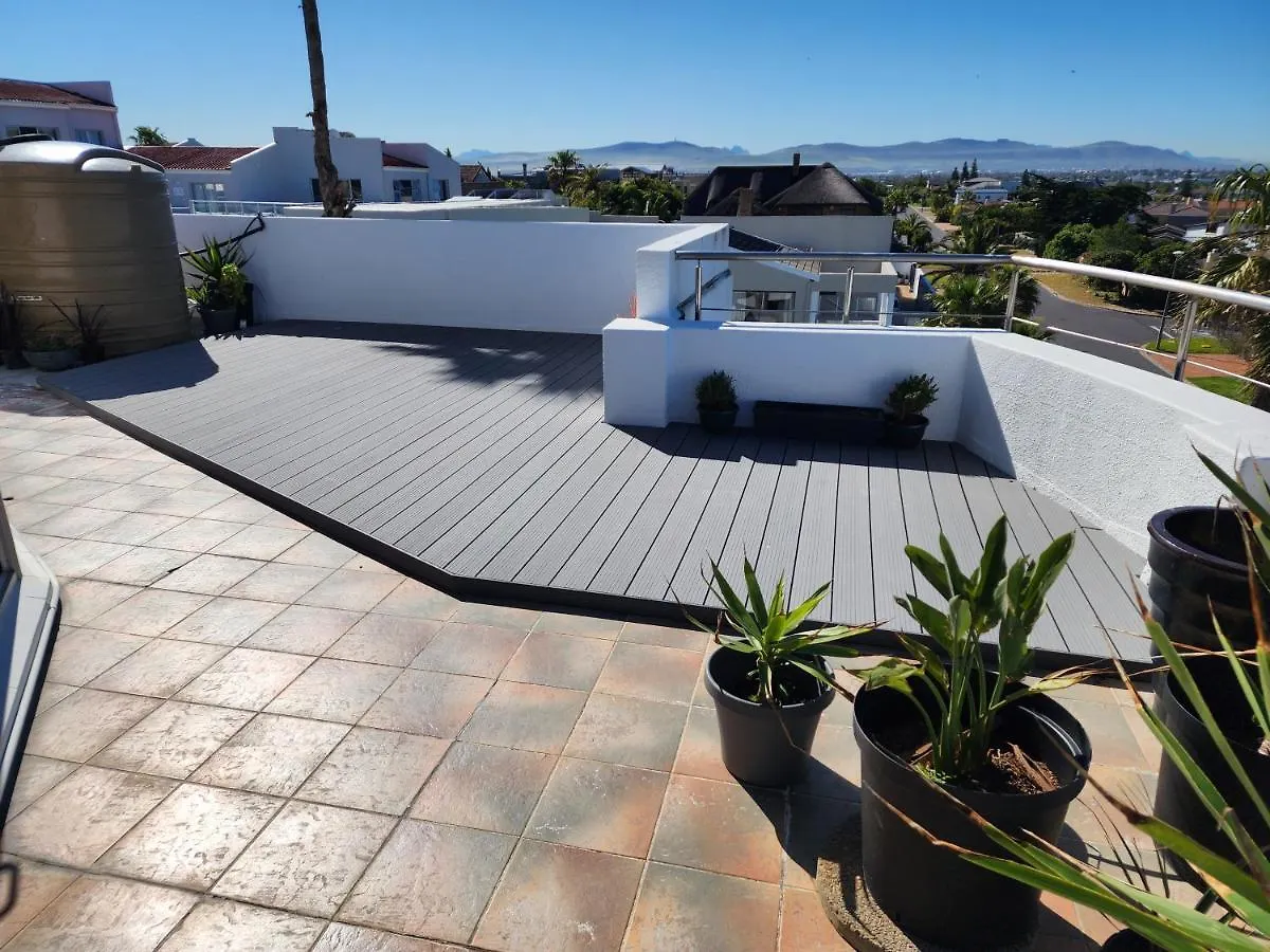 The Penthouse, Pub Lounge And Porch On The Palace, Bloubergstrand Ciudad del Cabo Habitación en casa particular